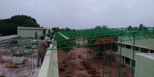Construction d'un toit de l'école de Jalarpetai pour ajouter une salle d'examen
