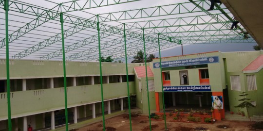 Construction du toit de l'école de Jalarpetai