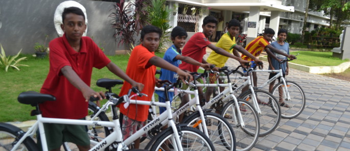 Les enfants heureux avec leur vélo (Sneha Bhavan, Kochi)